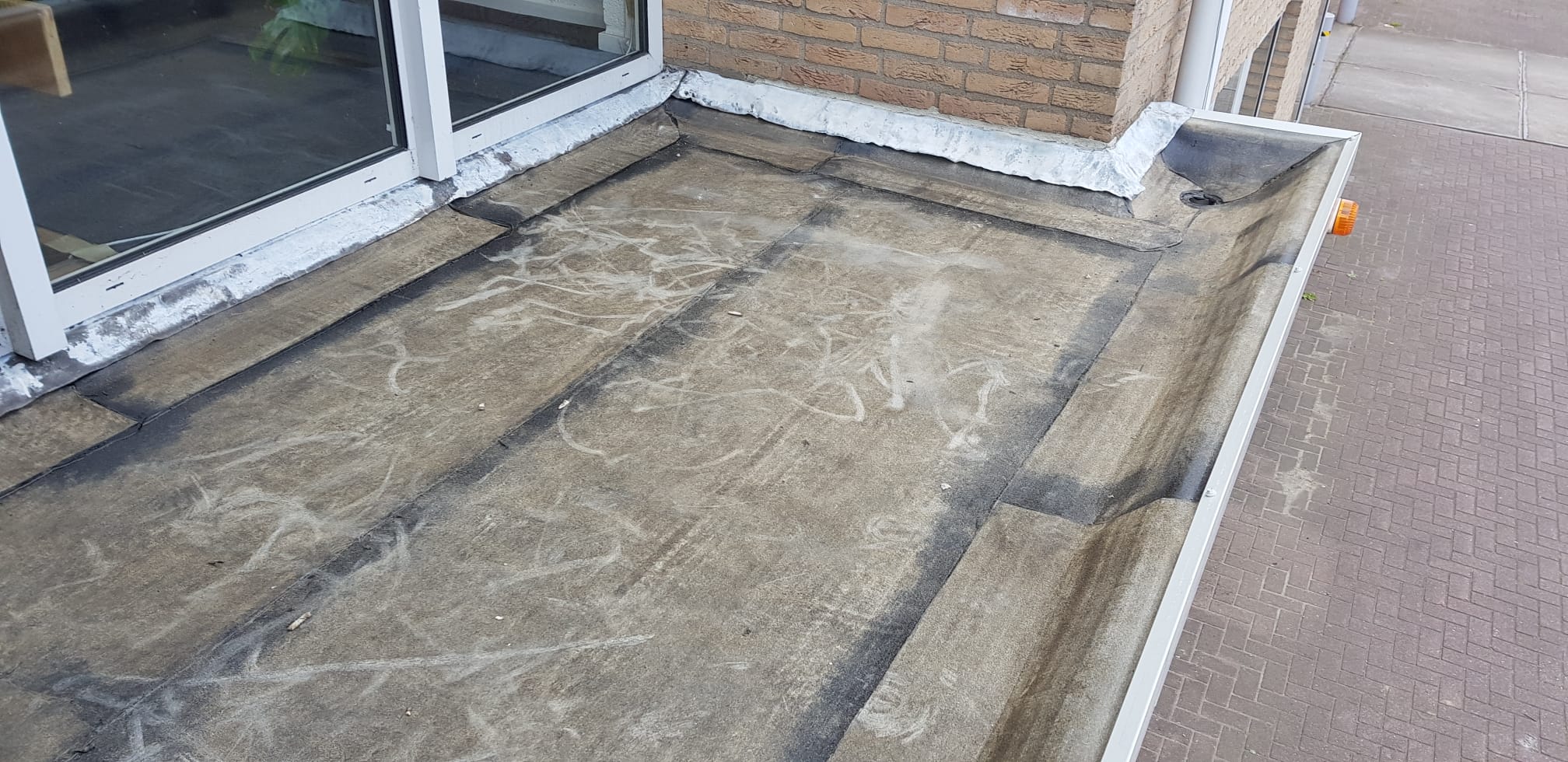 Inspectie en renovatie van een plat dak
